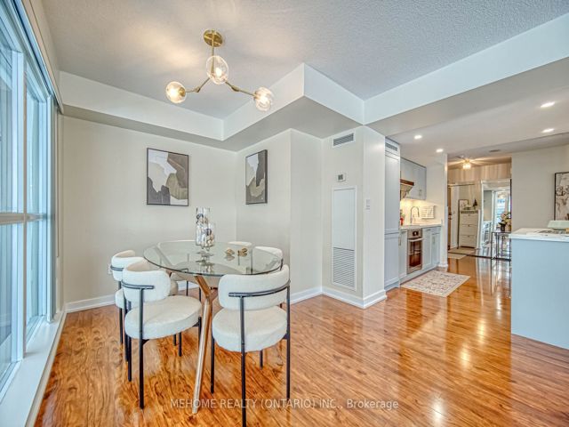 312 - 10 Capreol Crt