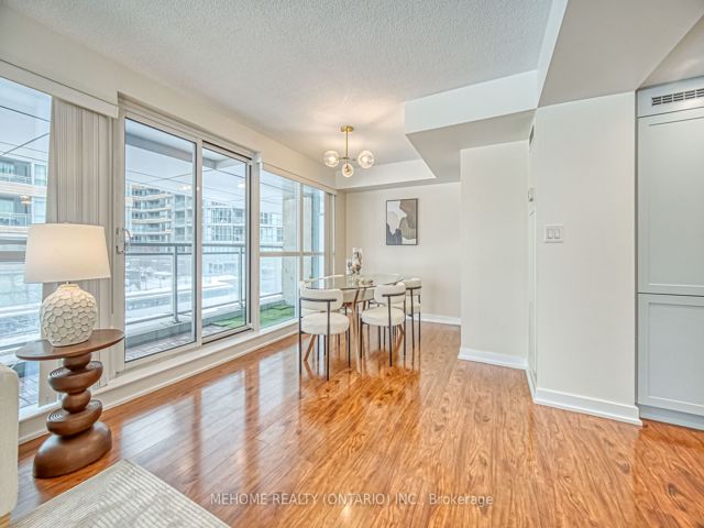 312 - 10 Capreol Crt