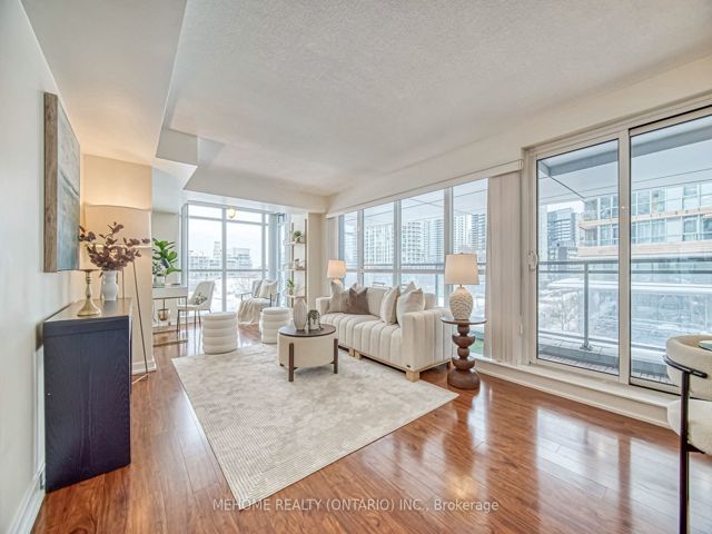 312 - 10 Capreol Crt