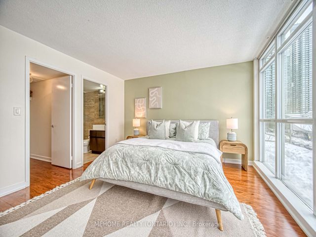 312 - 10 Capreol Crt