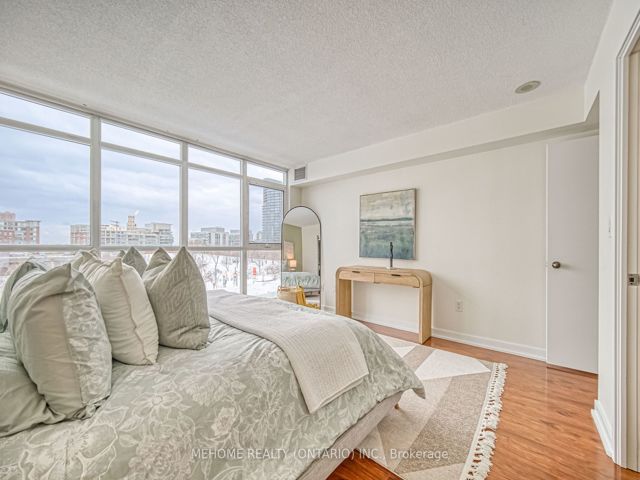312 - 10 Capreol Crt