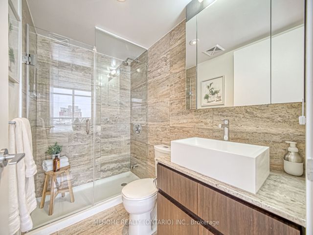 312 - 10 Capreol Crt