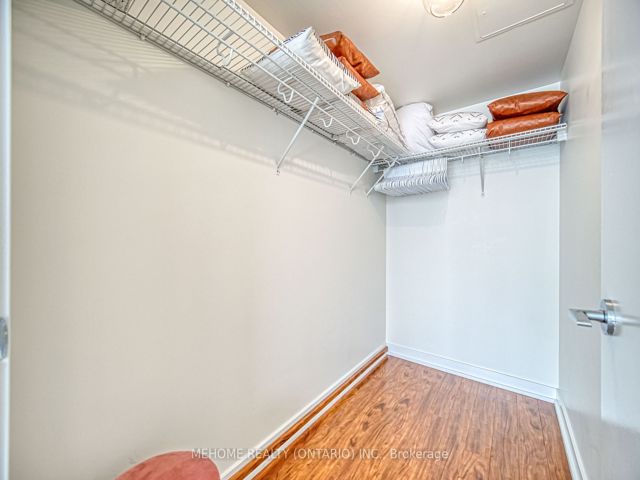 312 - 10 Capreol Crt