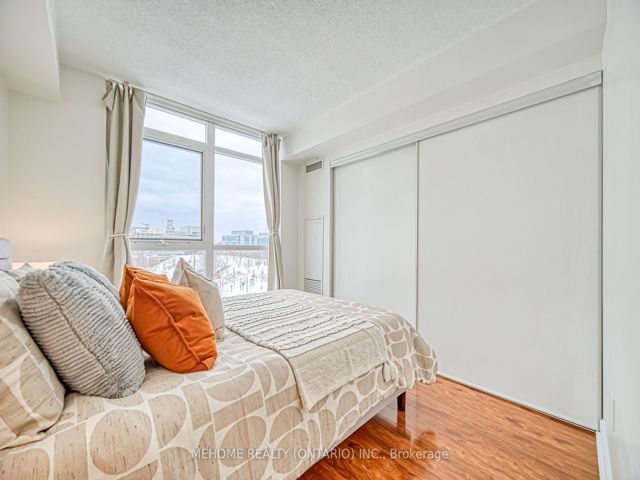 312 - 10 Capreol Crt