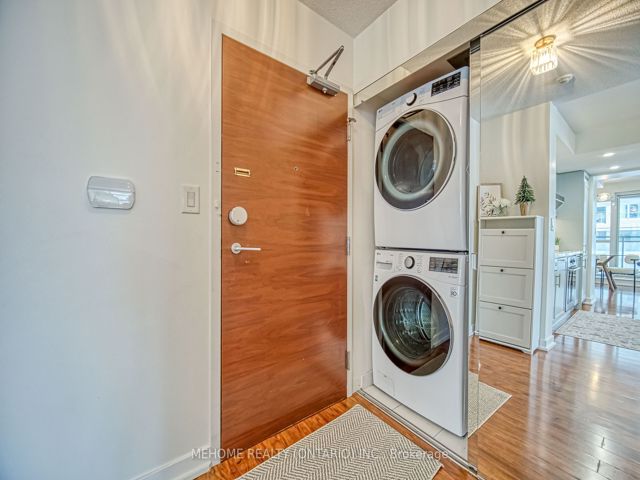 312 - 10 Capreol Crt