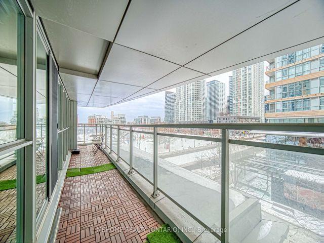 312 - 10 Capreol Crt