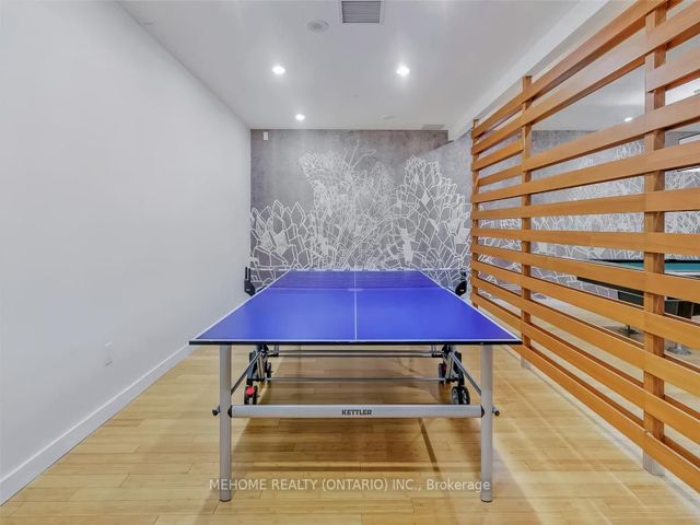 312 - 10 Capreol Crt