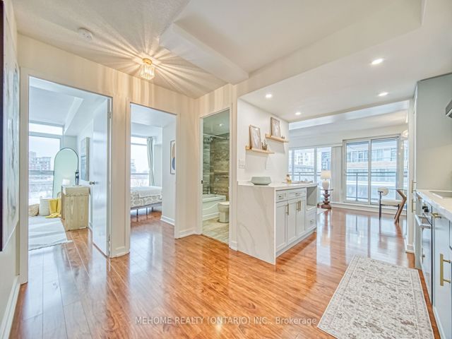 312 - 10 Capreol Crt
