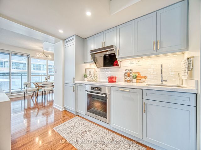 312 - 10 Capreol Crt