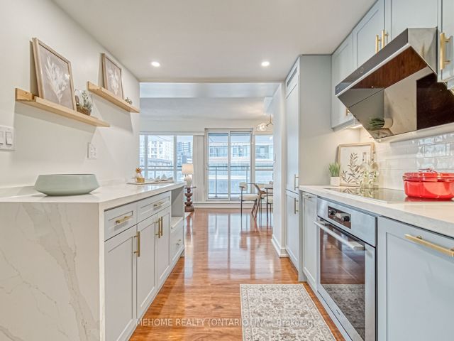 312 - 10 Capreol Crt