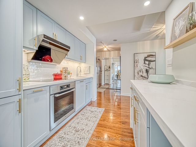 312 - 10 Capreol Crt