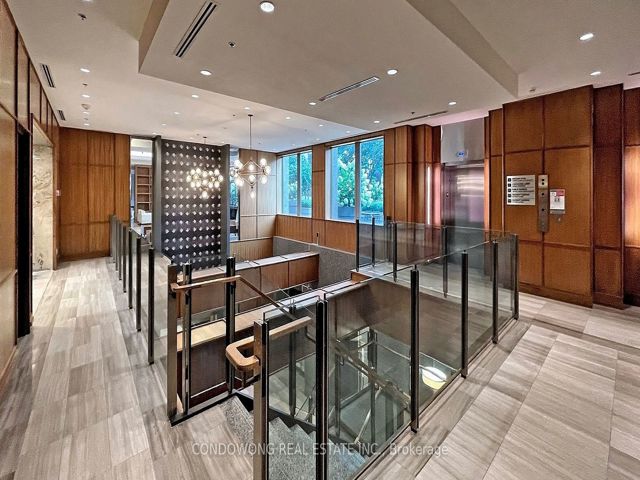 920 - 111 St Clair Ave W