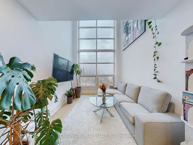 920 - 111 St Clair Ave W