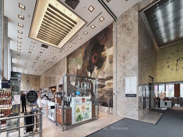 920 - 111 St Clair Ave W