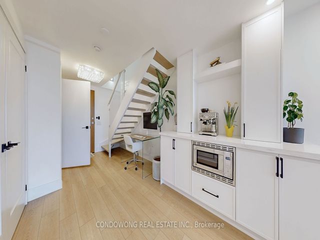920 - 111 St Clair Ave W