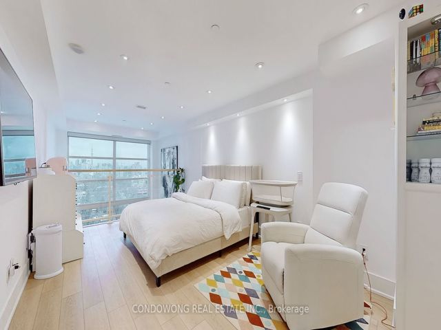 920 - 111 St Clair Ave W
