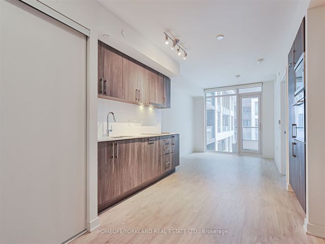 718E - 576 Front St W