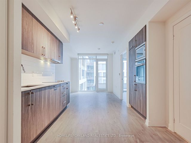 718E - 576 Front St W