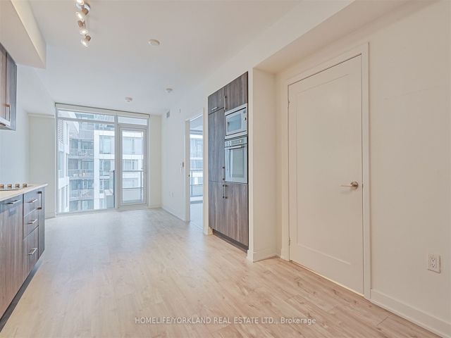 718E - 576 Front St W