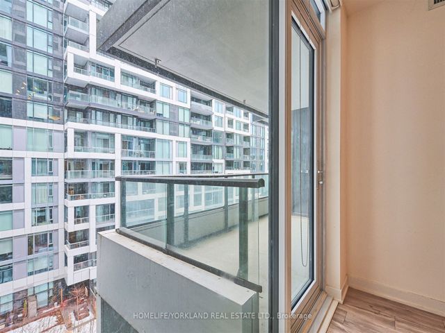 718E - 576 Front St W