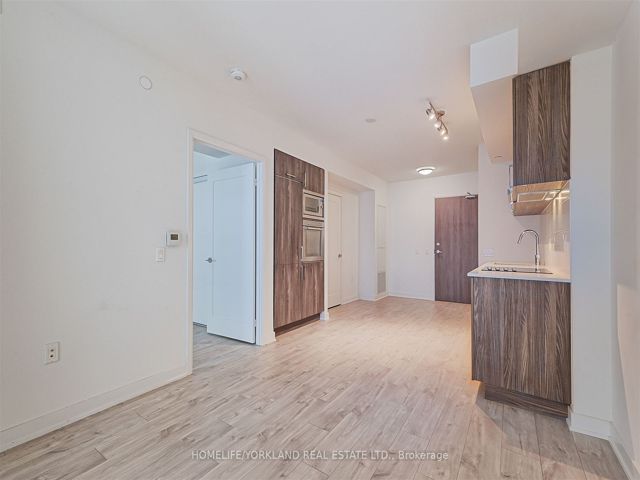 718E - 576 Front St W