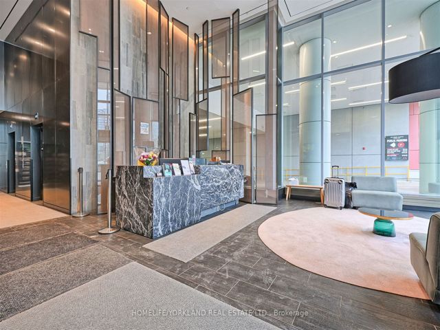 718E - 576 Front St W