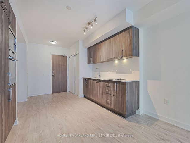 718E - 576 Front St W