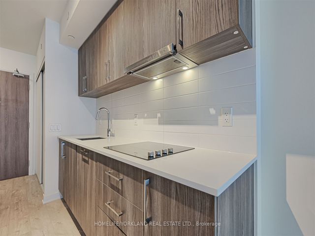 718E - 576 Front St W