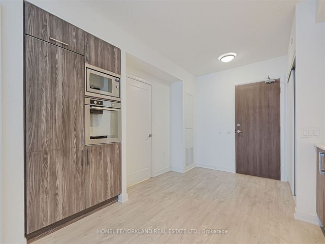718E - 576 Front St W