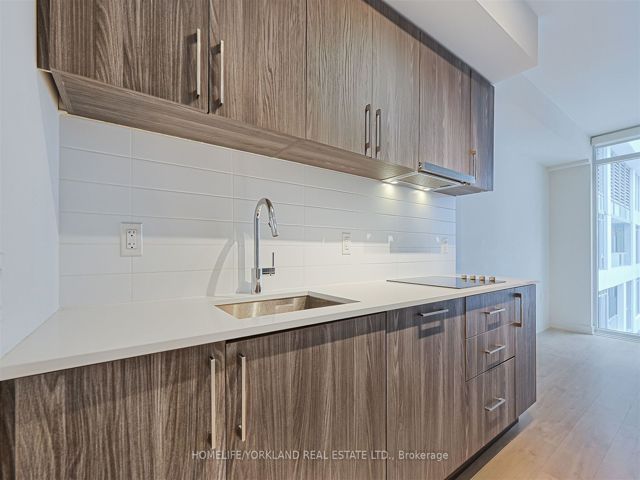 718E - 576 Front St W