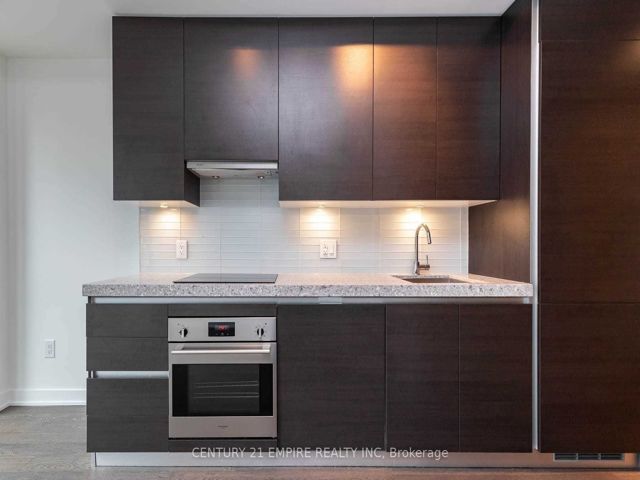 1323 - 629 King St W