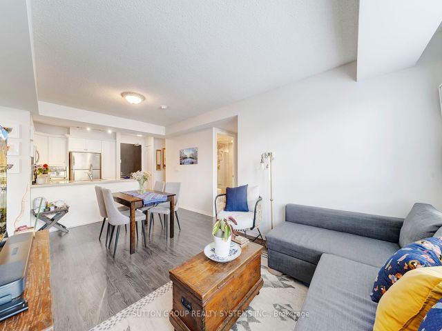 417 - 205 The Donway  W