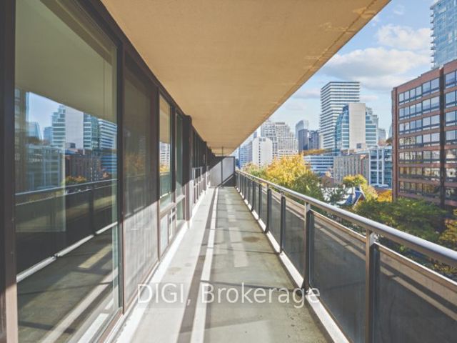 701 - 50 Price Arthur Ave