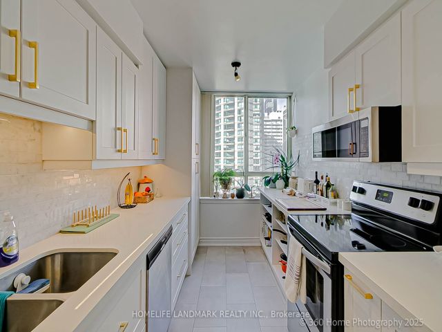 1703 - 633 Bay St