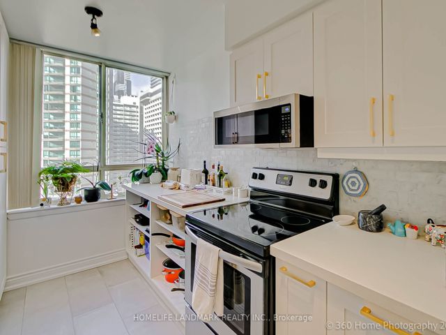 1703 - 633 Bay St