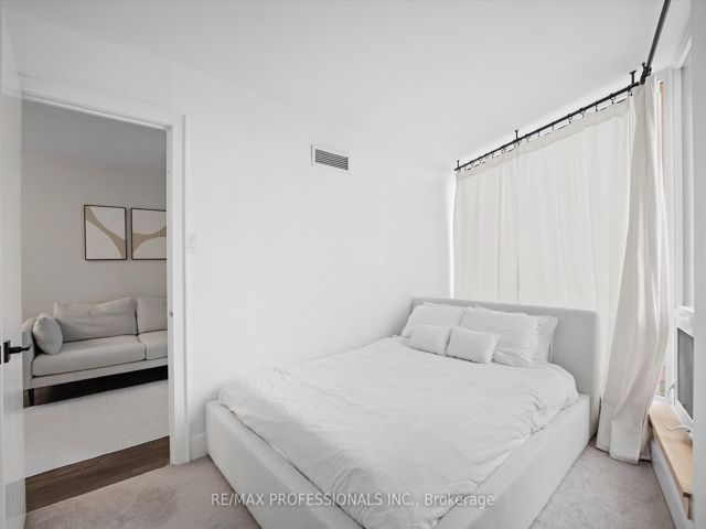 709 - 1055 Bay St