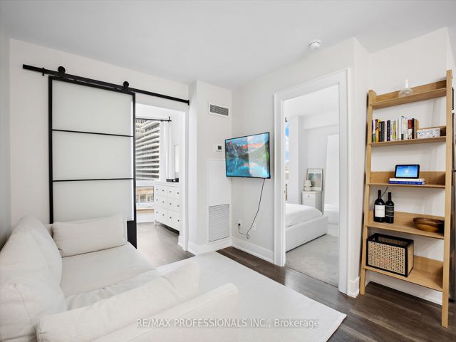 709 - 1055 Bay St