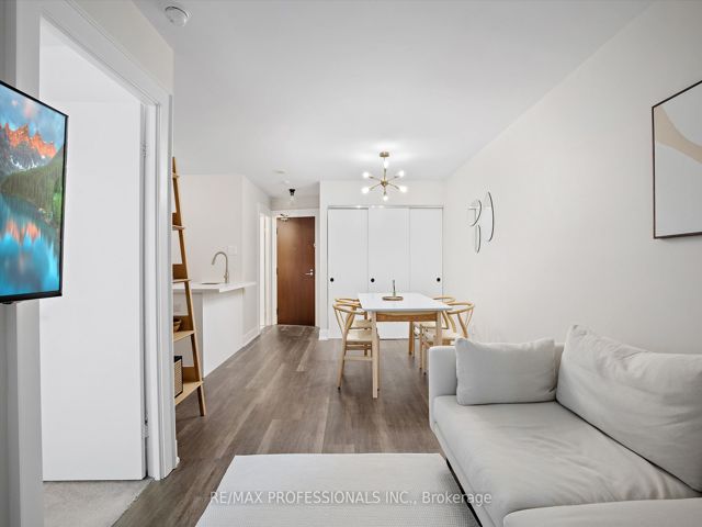 709 - 1055 Bay St