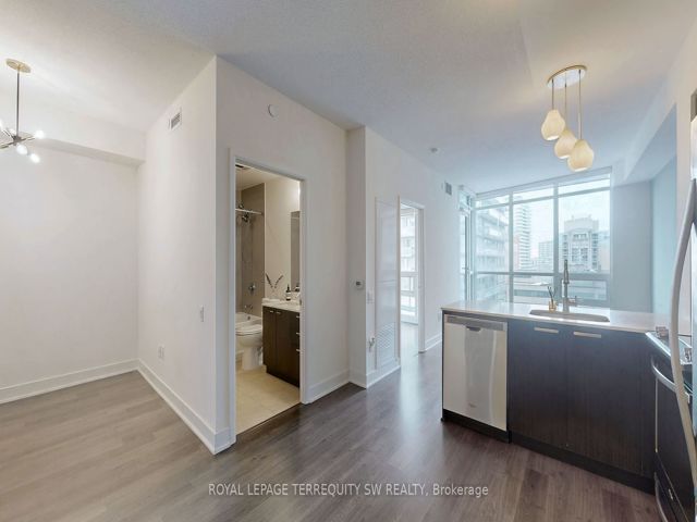 1001 - 30 Roehampton Ave