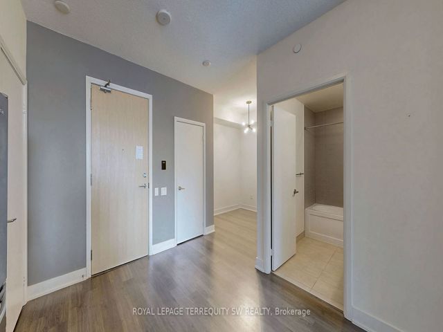 1001 - 30 Roehampton Ave