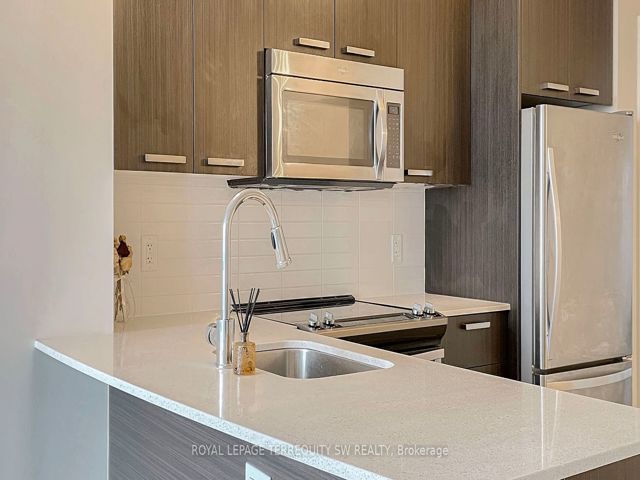 1001 - 30 Roehampton Ave