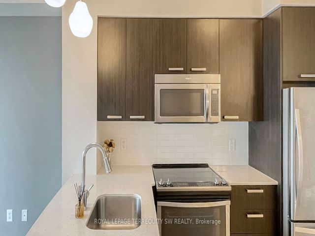1001 - 30 Roehampton Ave