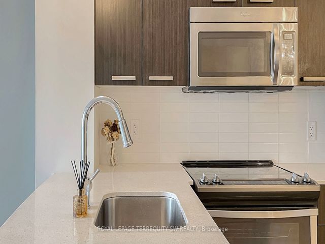 1001 - 30 Roehampton Ave