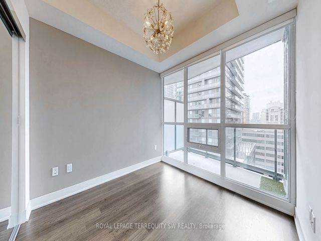 1001 - 30 Roehampton Ave