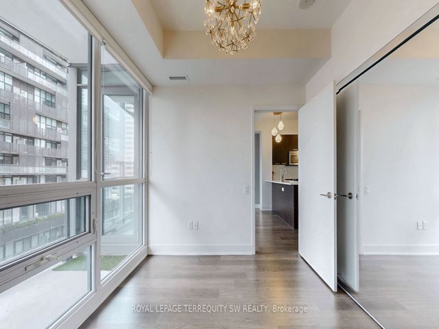 1001 - 30 Roehampton Ave