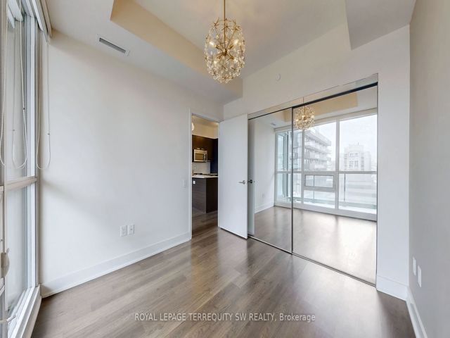 1001 - 30 Roehampton Ave
