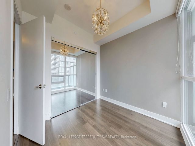 1001 - 30 Roehampton Ave