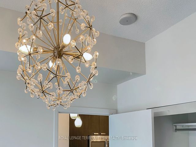1001 - 30 Roehampton Ave