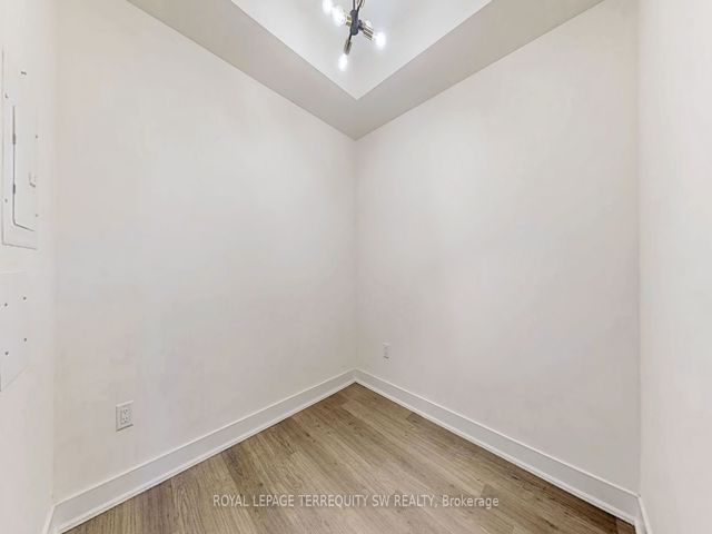 1001 - 30 Roehampton Ave