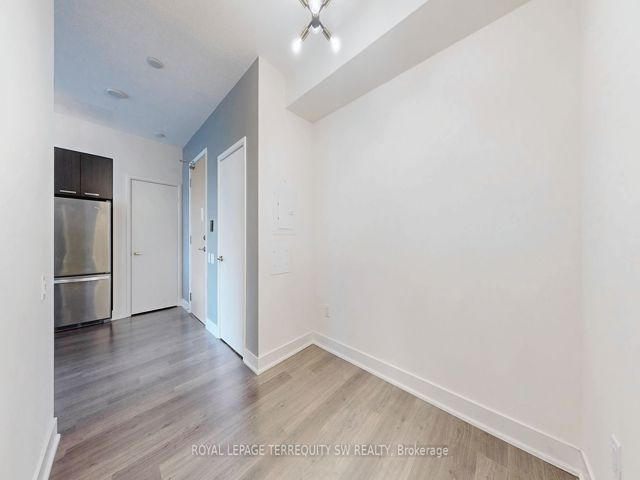 1001 - 30 Roehampton Ave